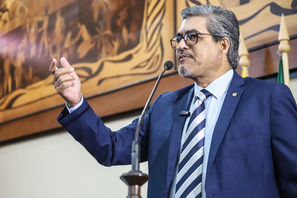 Edvaldo solicita ao governo envio de projeto que revisa o PCCR da Saúde e garante vagas para enfermeiros e auxiliares